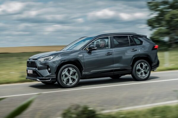 У вас есть электрический или гибридный автомобиль? Toyota думает, что вы заслуживаете награды за каждую нагрузку