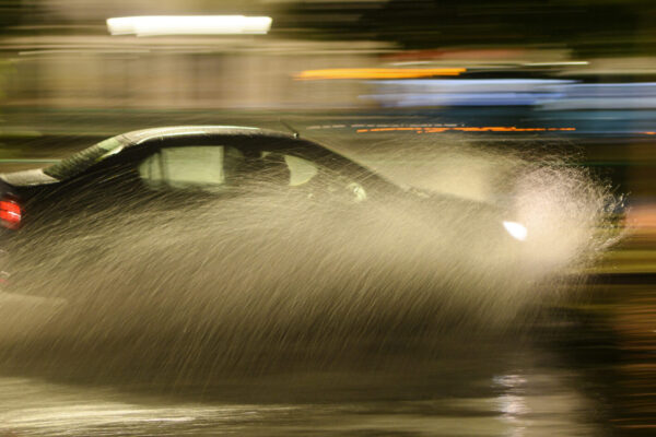 2025 год: Аквапланирование — наибольшая опасность для водителей во время обильных дождей. Как затормозить, если на дороге вода