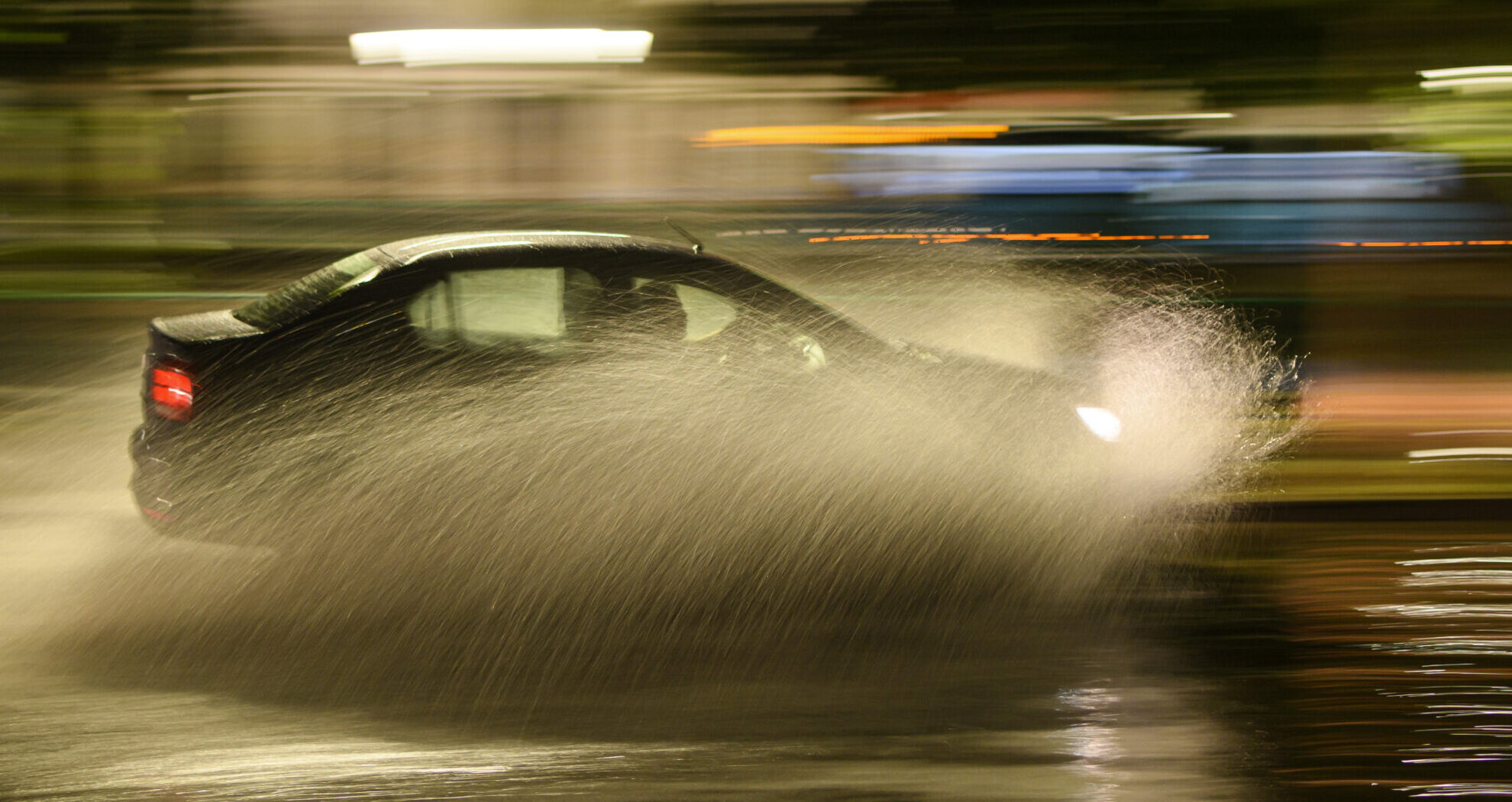 2025 год: Аквапланирование — наибольшая опасность для водителей во время обильных дождей. Как затормозить, если на дороге вода