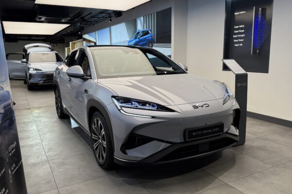 BYD и HONOR ускоряют переход к автомобилям, полностью интегрированным в экосистему искусственного интеллекта