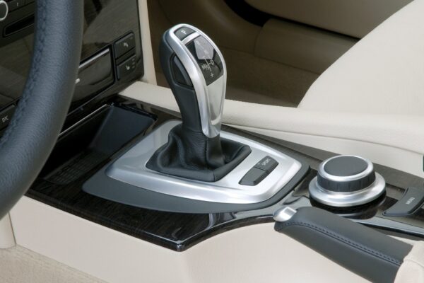 Что рискует водителями, которые занимались школой в «Автоматическом», но управляют «ручной» машиной. Ограничение, наложенное дорожным кодом