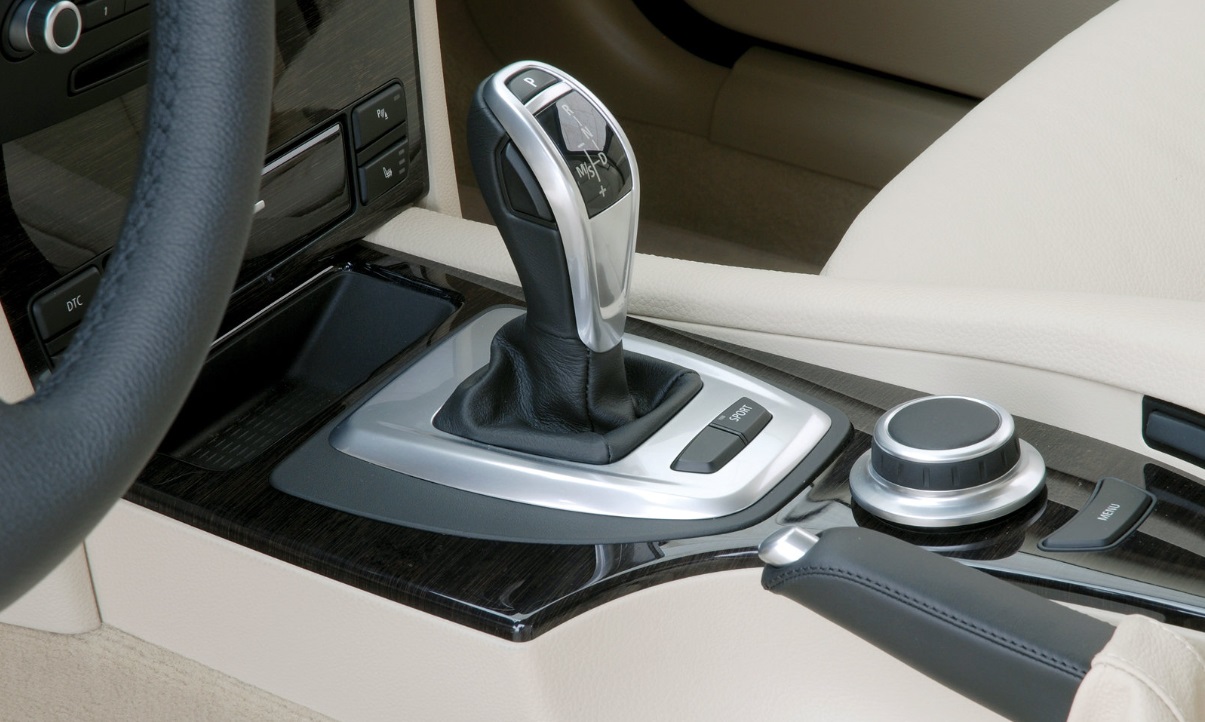 Что рискует водителями, которые занимались школой в «Автоматическом», но управляют «ручной» машиной. Ограничение, наложенное дорожным кодом