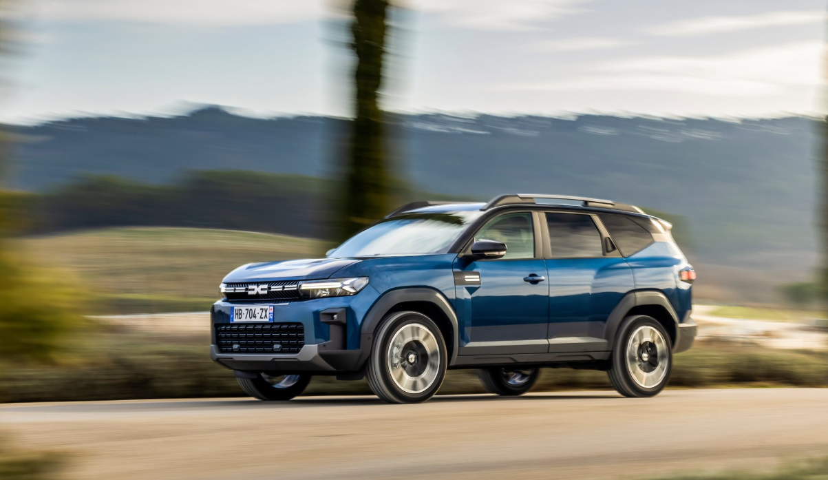 Dacia Bigster покоряет Европу: он был объявлен «Автомобилем года» в Германии и «Семейным автомобилем года» в Великобритании