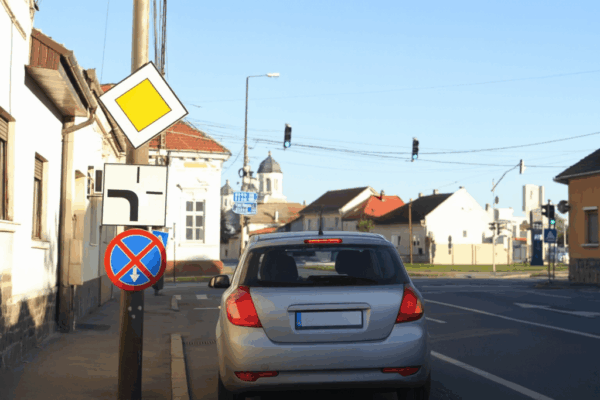 Дилемма, которую есть у многих водителей: вам все еще нужно сигнализировать, если вы включите приоритетную дорогу? Что говорит дорожный код 2025