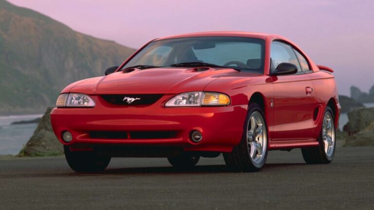 Вот сколько стоит этот Ford Mustang SVT Cobra с пробегом всего 4000 км: ему 29