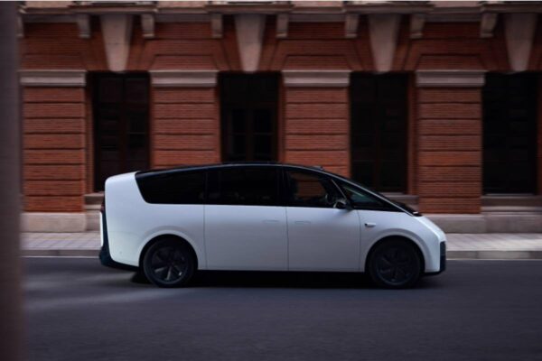 Электромобиль загорелся во время движения. Он полностью сгорел за считанные секунды – ВИДЕО