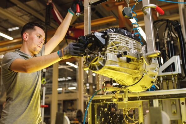 Мега-инвестиции более 100 миллионов евро: Mercedes-Benz запускает в Румынии производство электродвигателей для нового GLC