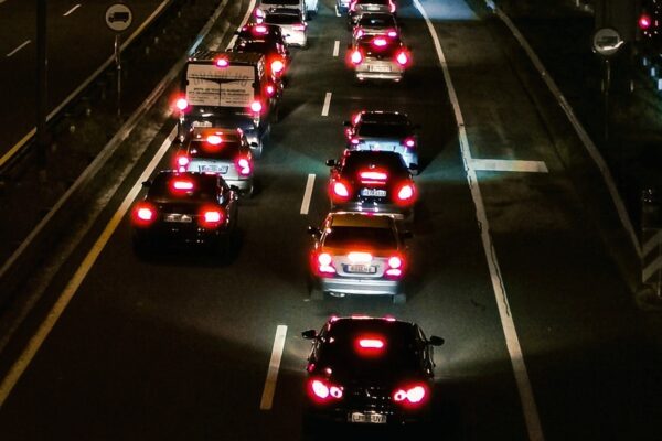 Мотоциклисты требуют легализации разделения полос движения в Румынии. Реальная необходимость сглаживания трафика – ВИДЕО