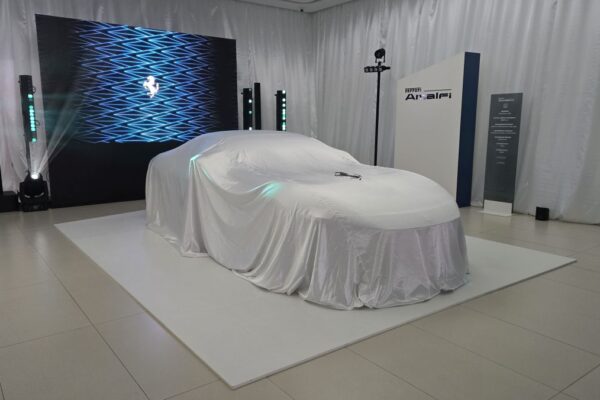 Новый Ferrari Amalfi, представленный в Румынии на открытии Ferrari в Бухаресте