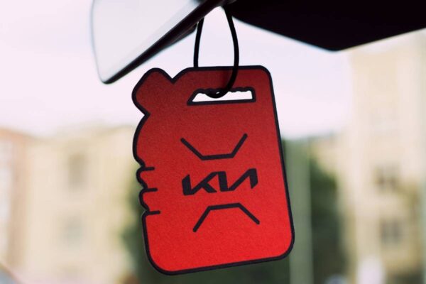 Новый автомобильный освежитель воздуха от KIA с запахом топлива.