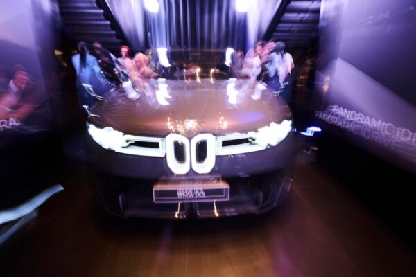 Новый BMW iX3 прибывает в Румынию с заявленной автономностью 805 км.