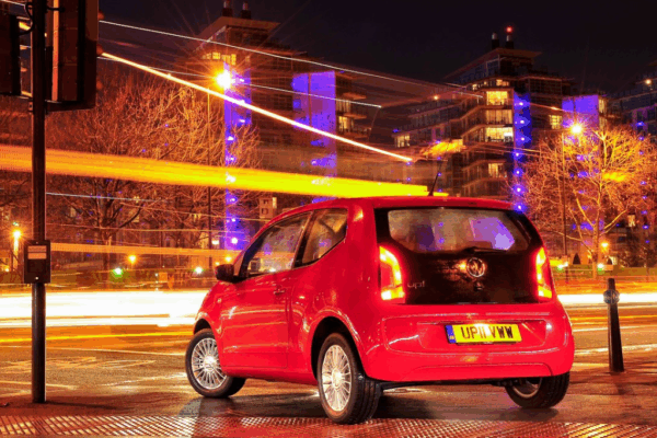 Правило, которое многие не знают в 2025 году: когда вы впервые на светофоре, вы оставляете машину на скорости? Как избежать огромного ущерба