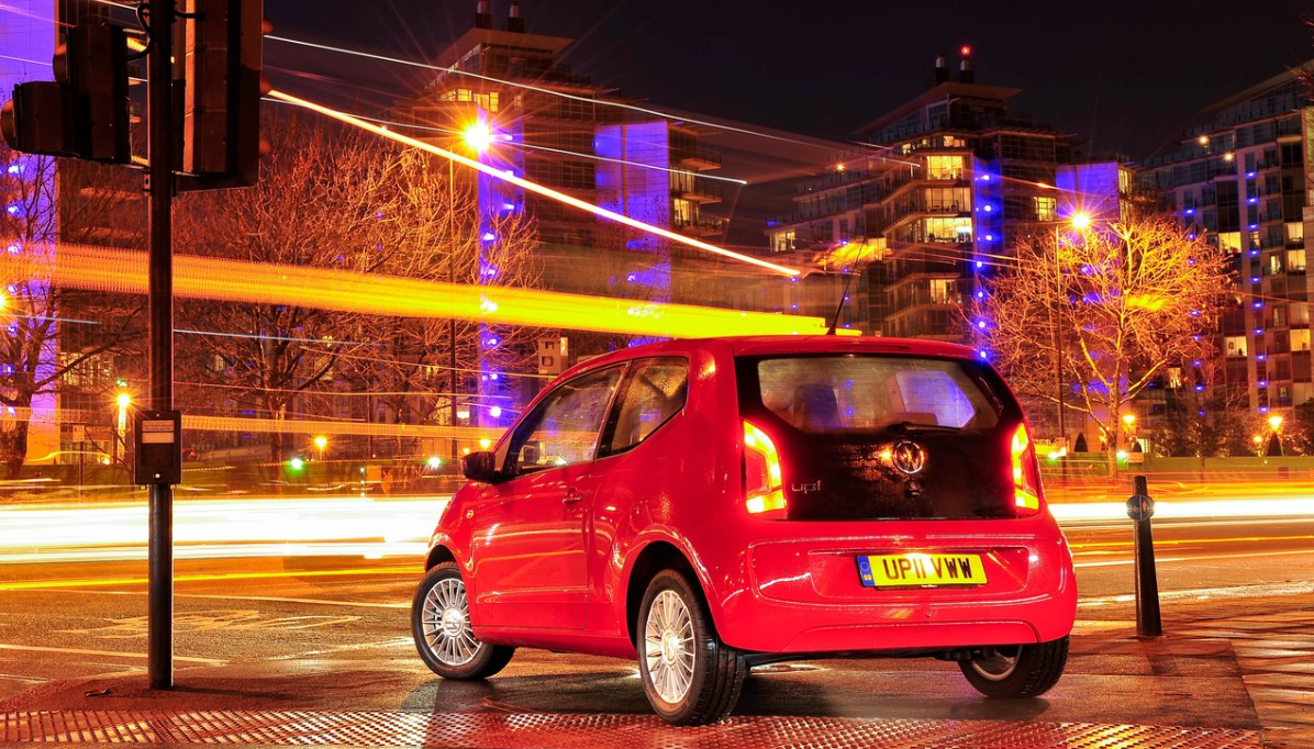 Правило, которое многие не знают в 2025 году: когда вы впервые на светофоре, вы оставляете машину на скорости? Как избежать огромного ущерба