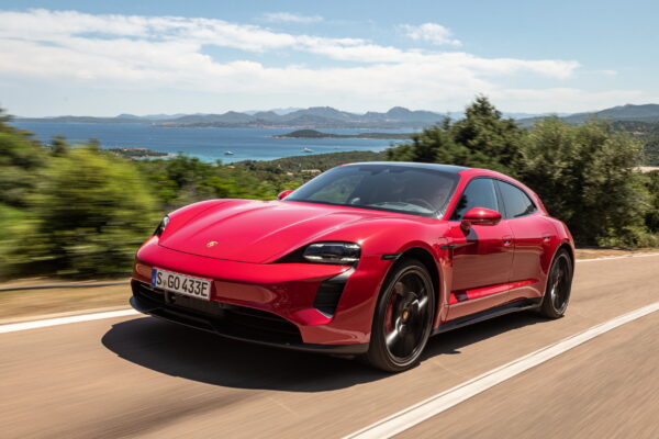 Недовольство владельцев электрокаров: Porsche снова предстала перед судом