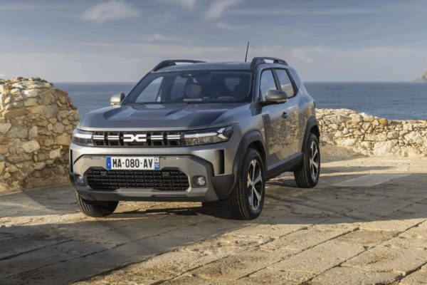 Гибридный Dacia Duster покоряет Румынию: рост даже на 600% в 2025 году. Какая модель является самой продаваемой