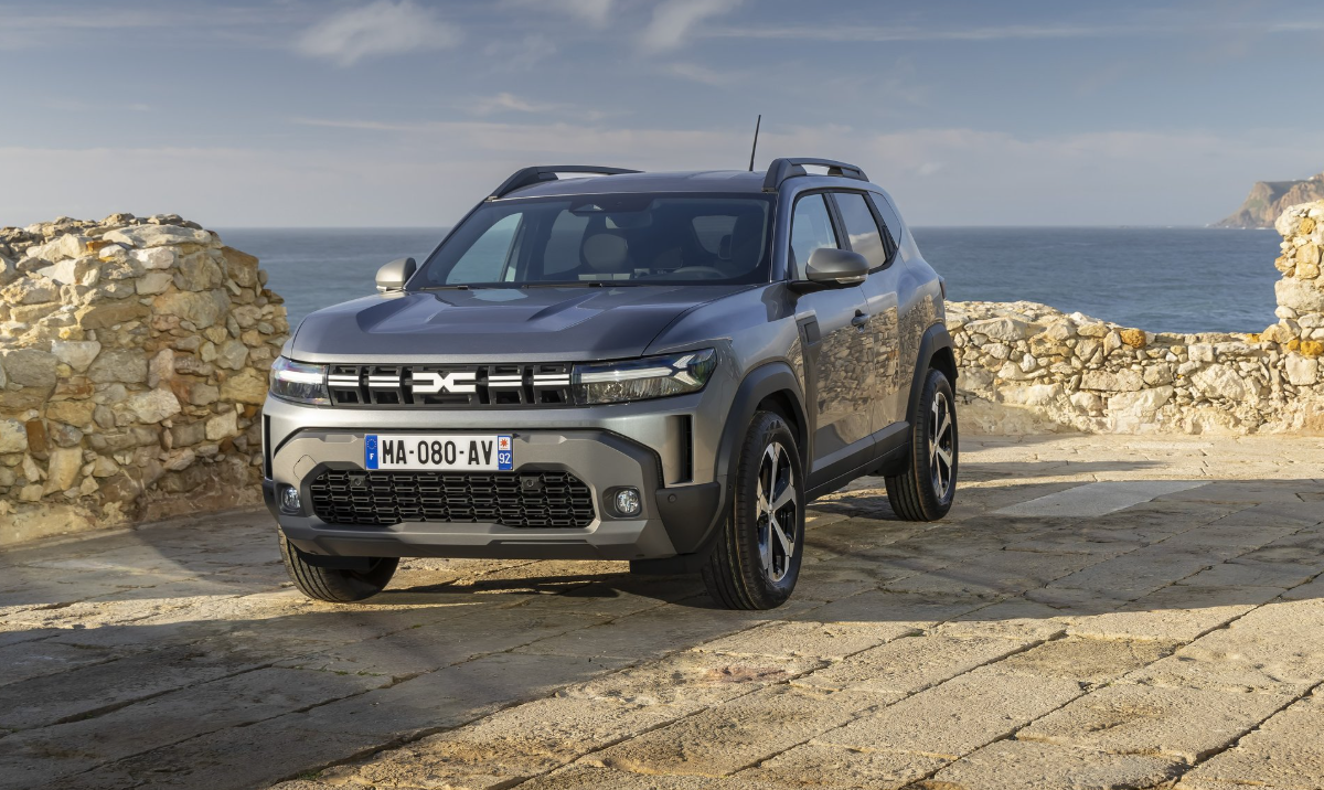 Гибридный Dacia Duster покоряет Румынию: рост даже на 600% в 2025 году. Какая модель является самой продаваемой