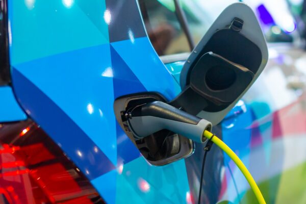 Продажи электромобилей падают! Румыны предпочитают традиционные двигатели