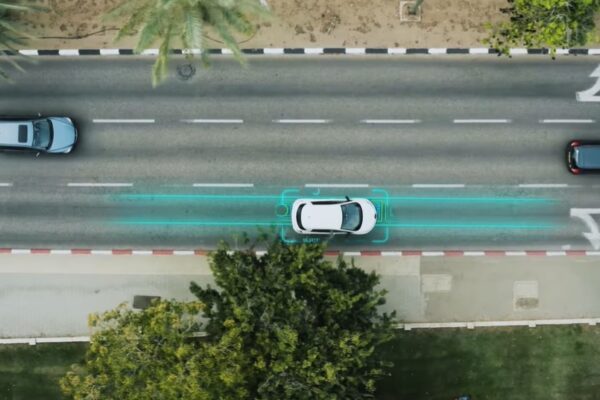 ВИДЕО | Как выглядит первая «электрическая» автомагистраль во Франции, заряжающая аккумуляторы автомобилей на ходу