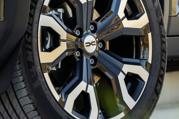 Шпионские фотографии Dacia C-Neo во время дорожных испытаний. Это может быть новый «золотой автомобиль» Европы.