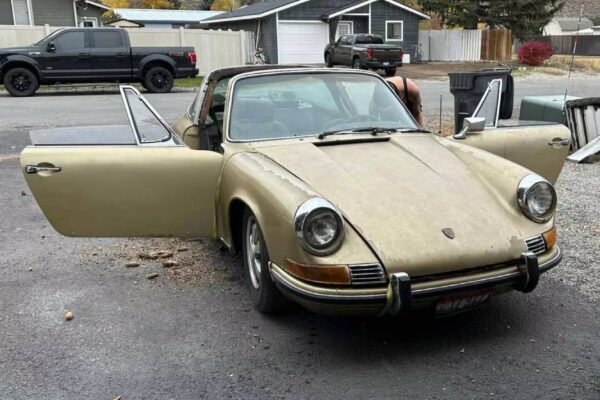 Под кучей сосновых шишек был обнаружен Porsche 911. Он был заброшен 31 год.