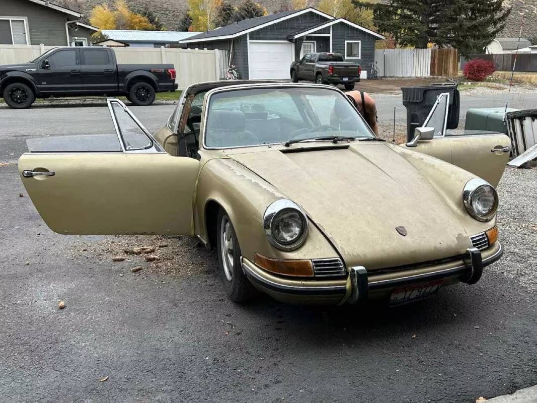 Под кучей сосновых шишек был обнаружен Porsche 911. Он был заброшен 31 год.