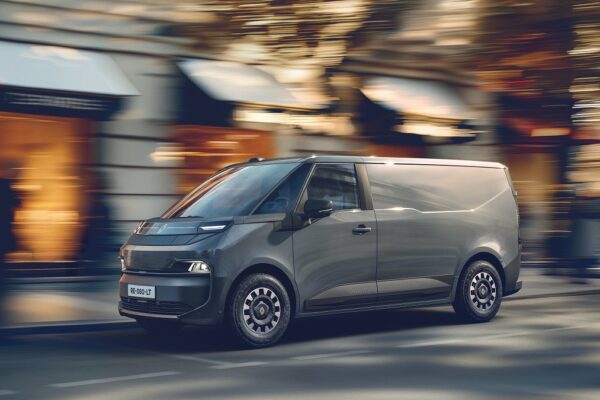 Renault Trafic EV 2025: быстрая зарядка при 800 В и автономность 450 км