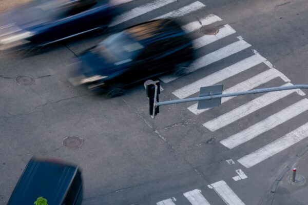 Правительство: Все пешеходные переходы в городах и муниципалитетах будут оборудованы светофорами или подняты на возвышенности