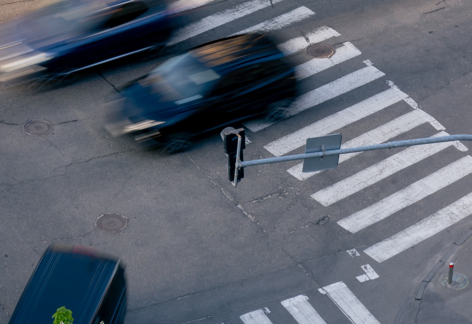Правительство: Все пешеходные переходы в городах и муниципалитетах будут оборудованы светофорами или подняты на возвышенности
