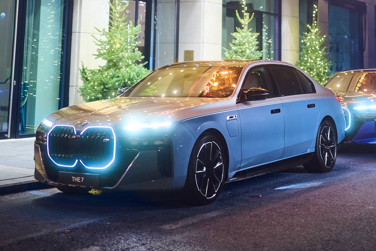 Два эксклюзивных BMW 7 серии выставлены в Бухаресте. Всего было выпущено по 4 единицы каждого.