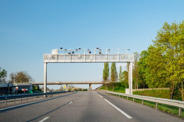 Водители, будьте готовы! CNAIR сделала первый шаг по установке 400 стационарных радаров