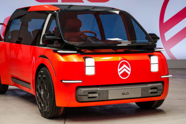 Citroën представляет концепт ELO: многофункциональный автомобиль с водительским сиденьем посередине.