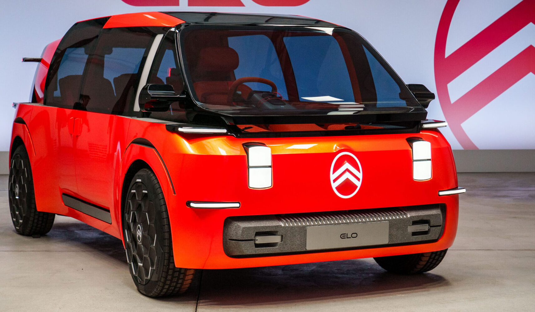 Citroën представляет концепт ELO: многофункциональный автомобиль с водительским сиденьем посередине.