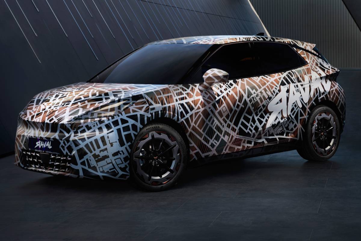 Новый Cupra Raval: доступный городской электромобиль по цене 26 000 евро и дебют в 2026 году.