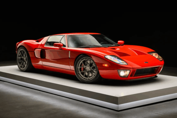 Сказочная цена за Ford GT, принадлежавший Полу Уокеру. Всего было выпущено 14 экземпляров.