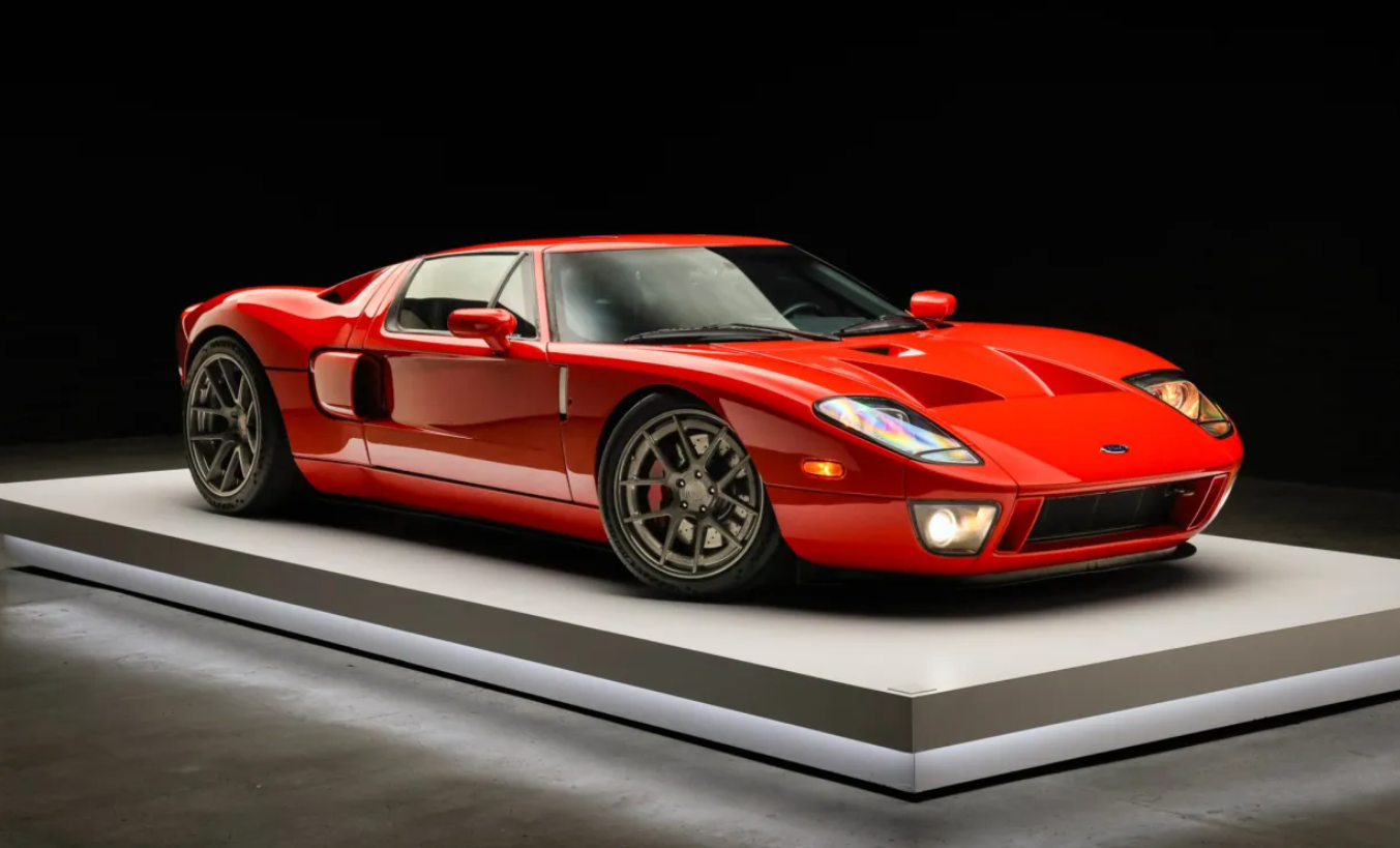 Сказочная цена за Ford GT, принадлежавший Полу Уокеру. Всего было выпущено 14 экземпляров.