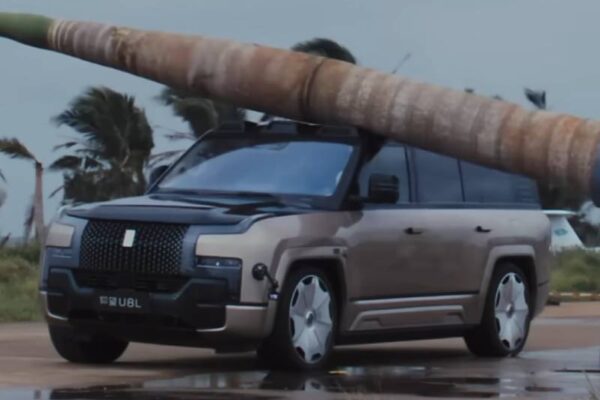 Экстремальное испытание для BYD YangWang: на внедорожник за 150 000 долларов падает гигантская пальма, и машина едет дальше
