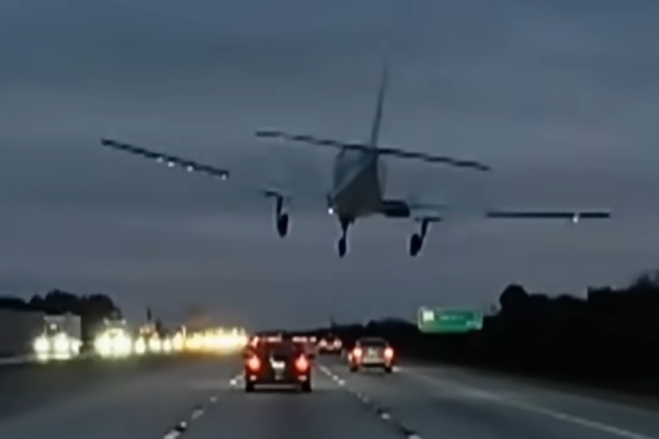 Самолет врезается в Тойоту, и всем удается спастись. Что это говорит о японском автомобиле?