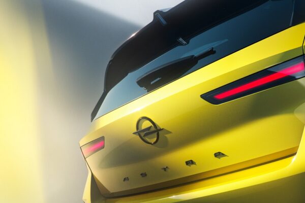 Opel опубликовал тизер рестайлинговой Astra