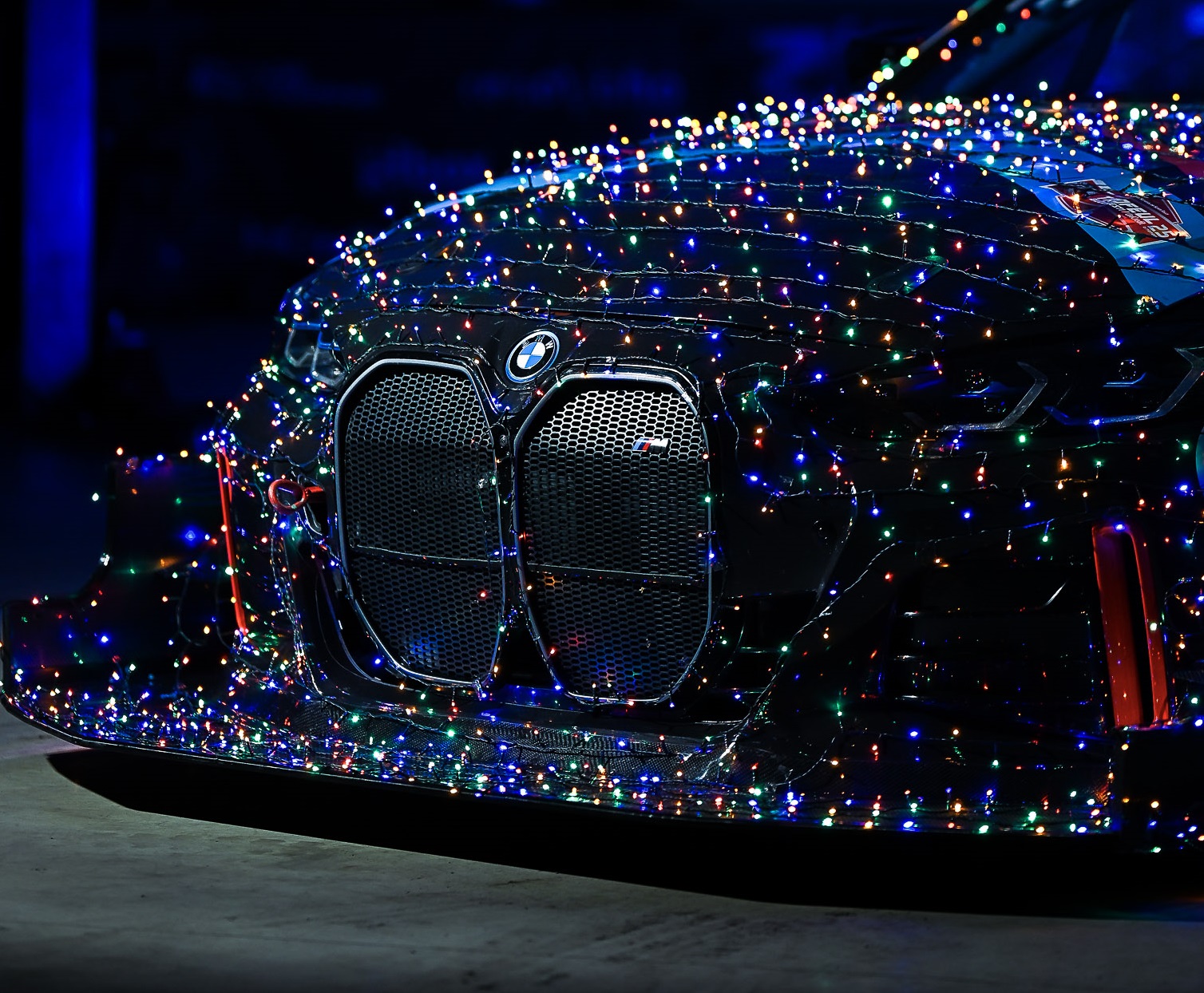 Уникальный рождественский проект: BMW i4 Racing «Эльза», украшенный 5700 светодиодами, на улицах Брашова