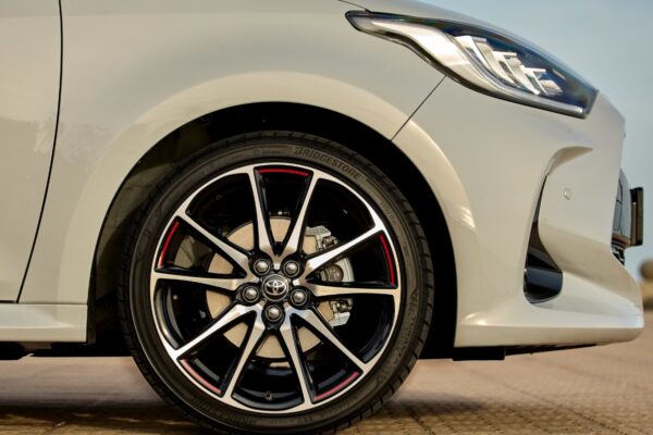 Румыны предпочитают новые гибридные и бензиновые автомобили, но больше всего продаются автомобили SH.