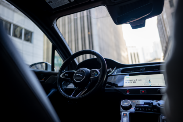 Первые беспилотные такси прибудут в Европу в 2026 году. Партнерство заключено между Stellantis и Bolt.