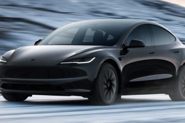 Tesla Model 3 Standard, также доступна в Румынии. Это самая дешевая модель Tesla, ее можно купить в рассрочку.