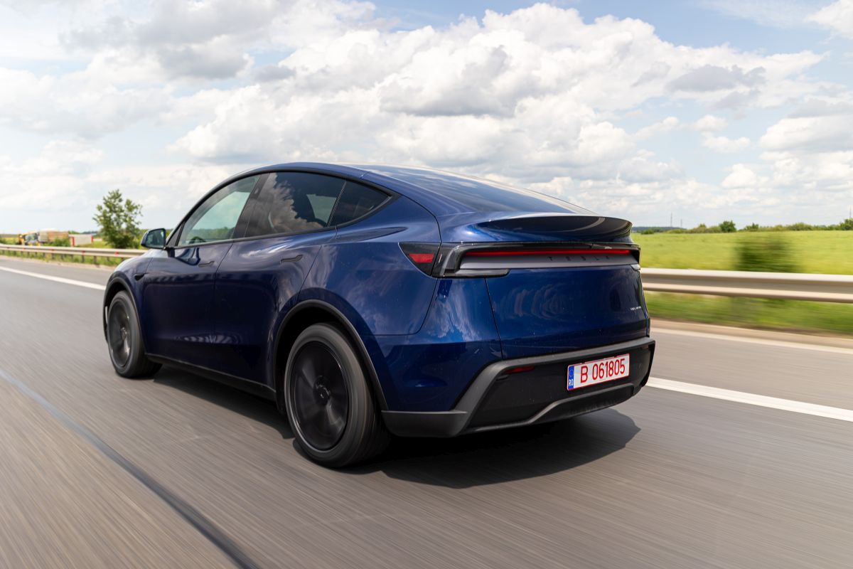 Падение Tesla в Европе продолжается. Сколько моделей было зарегистрировано на ключевых рынках