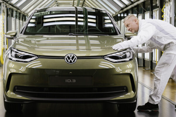 Volkswagen предоставляет бонус за трудоустройство в размере 30 000 евро, но это объявление было встречено свистом