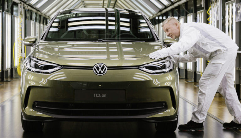 Volkswagen предоставляет бонус за трудоустройство в размере 30 000 евро, но это объявление было встречено свистом