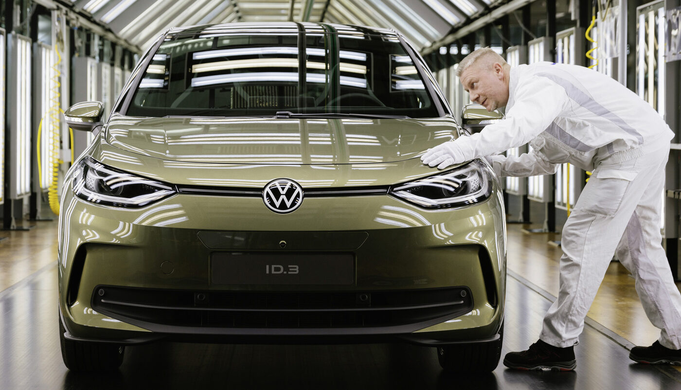 Volkswagen предоставляет бонус за трудоустройство в размере 30 000 евро, но это объявление было встречено свистом