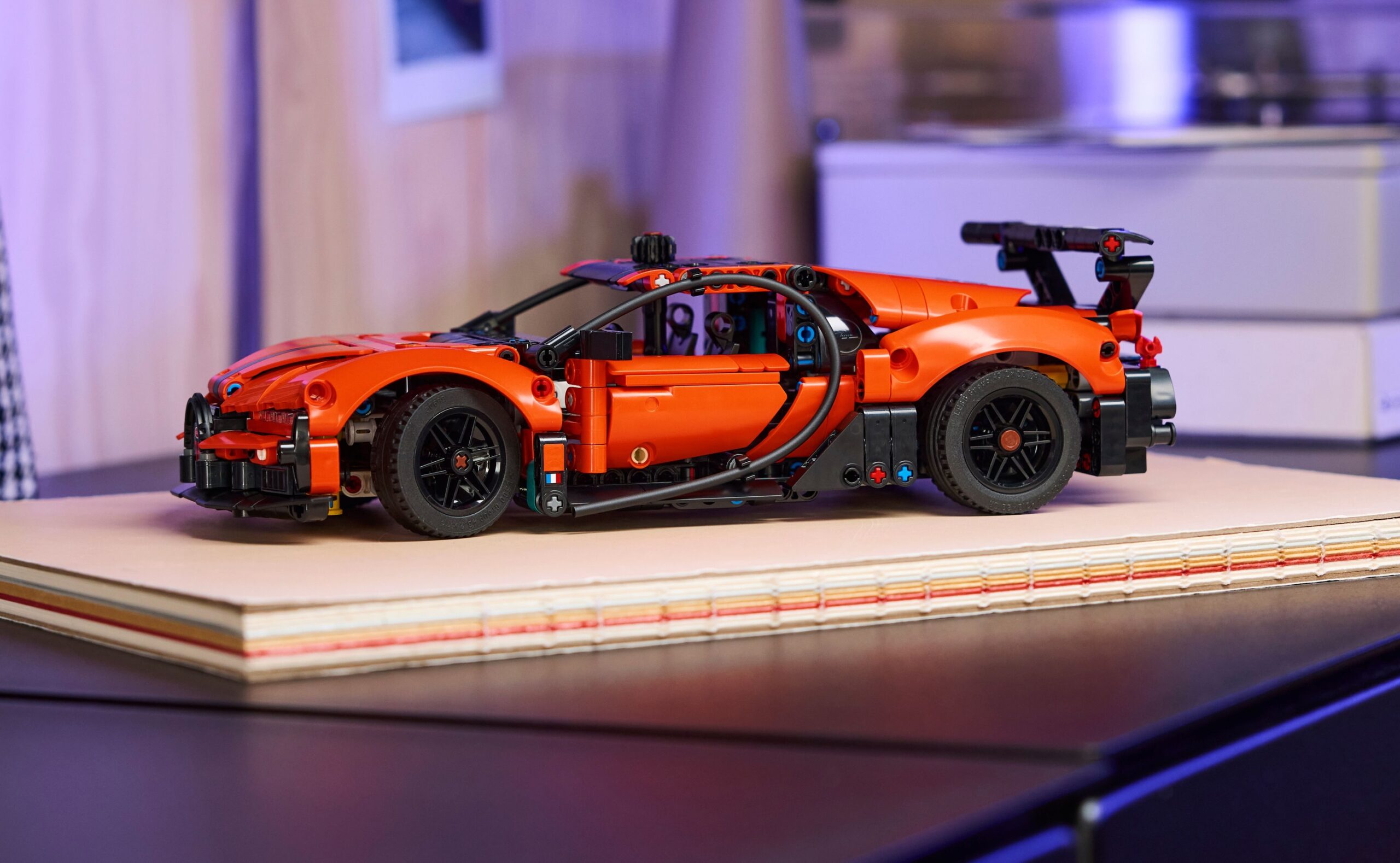 Bugatti и LEGO Group запускают два новых набора, вдохновленных вселенной гиперкаров.