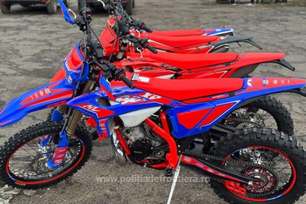 Видео - В Нэдлаке пограничная полиция обнаружила разыскиваемые в Чехии мотоциклы стоимостью около 30 000 евро