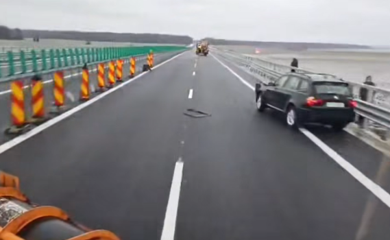 Как правильно ездить по дороге, где работают машины с отвалом или противоскользящим материалом. Простые правила, которые могут предотвратить несчастные случаи