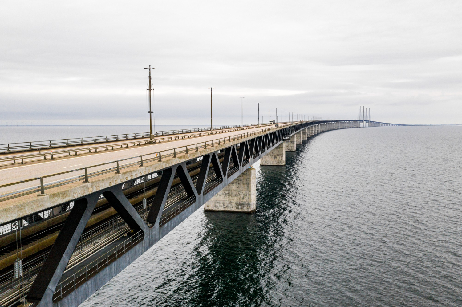 Самый длинный мост в мире вызывает у водителей панические атаки. Почему его постоянно охраняет полиция